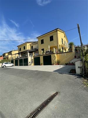 Semindipendente - Casa a schiera a Riccò del Golfo di Spezia