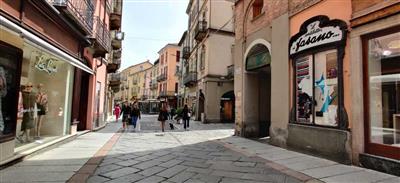 Locale commerciale - 2 Vetrine a Asti
