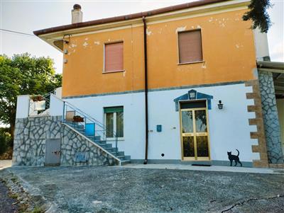 Casa indipendente - Casa con due appartamenti a Scalo, Manoppello