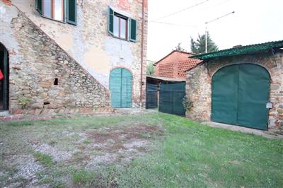 Casa colonica - da ristrutturare a Nord, Capannori