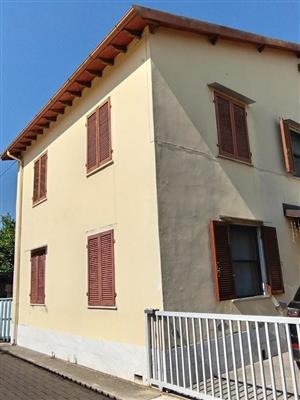 Casa singola in buono stato di 150 mq. a Marina Di Massa