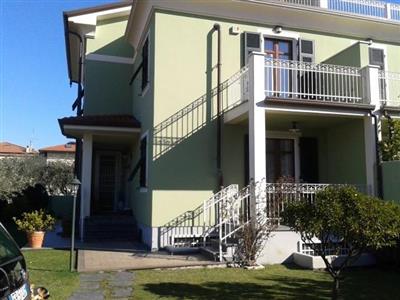 Porzione di casa in buono stato di 280 mq. a Marina Di Carrara