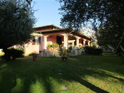 Villa in buono stato di 420 mq. a Marina Di Carrara